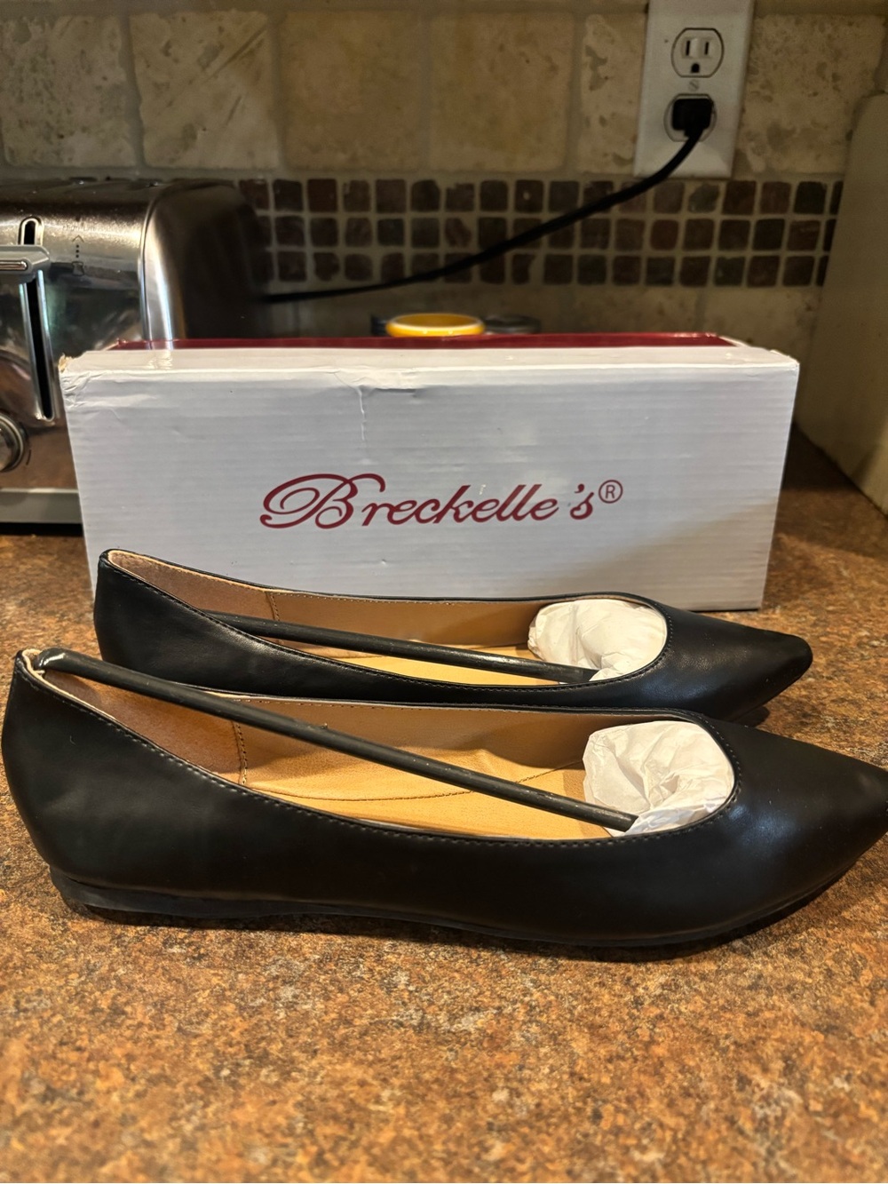 Breckelle's Black Pointed Ballet Flats